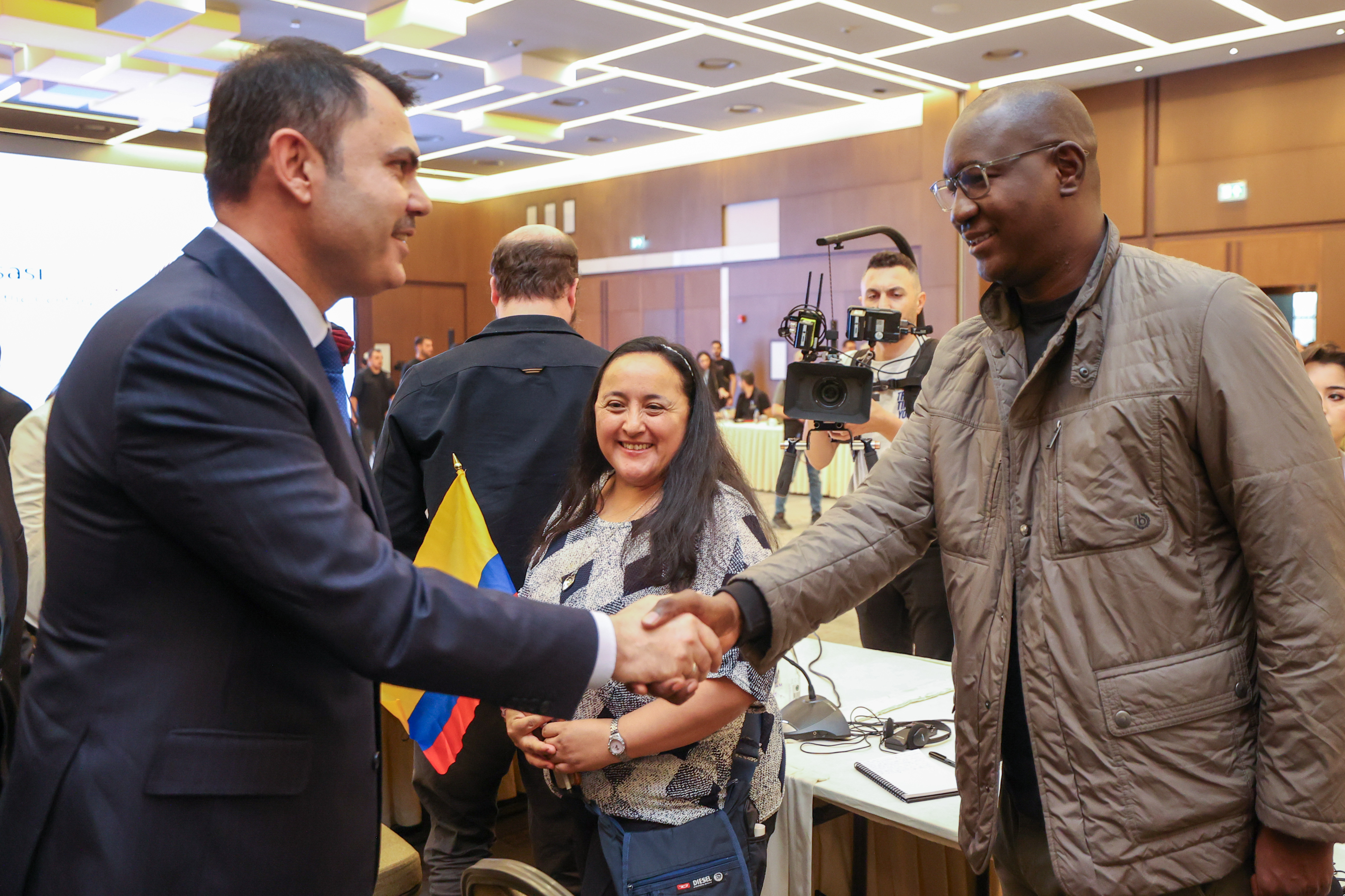 YABANCI GAZETECİLERDEN ASRIN İNŞA SEFERBERLİĞİNE ÖVGÜ