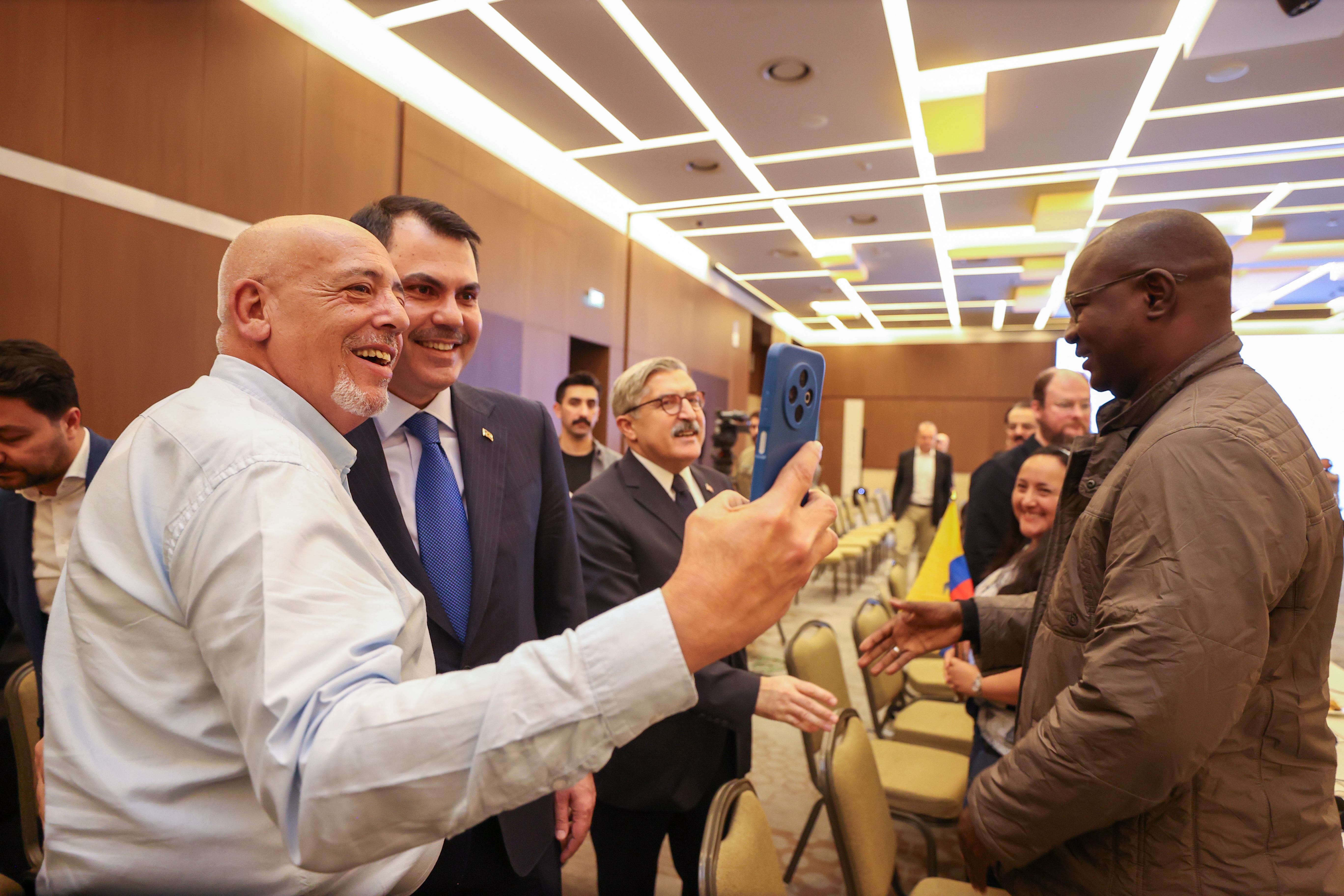 YABANCI GAZETECİLERDEN ASRIN İNŞA SEFERBERLİĞİNE ÖVGÜ