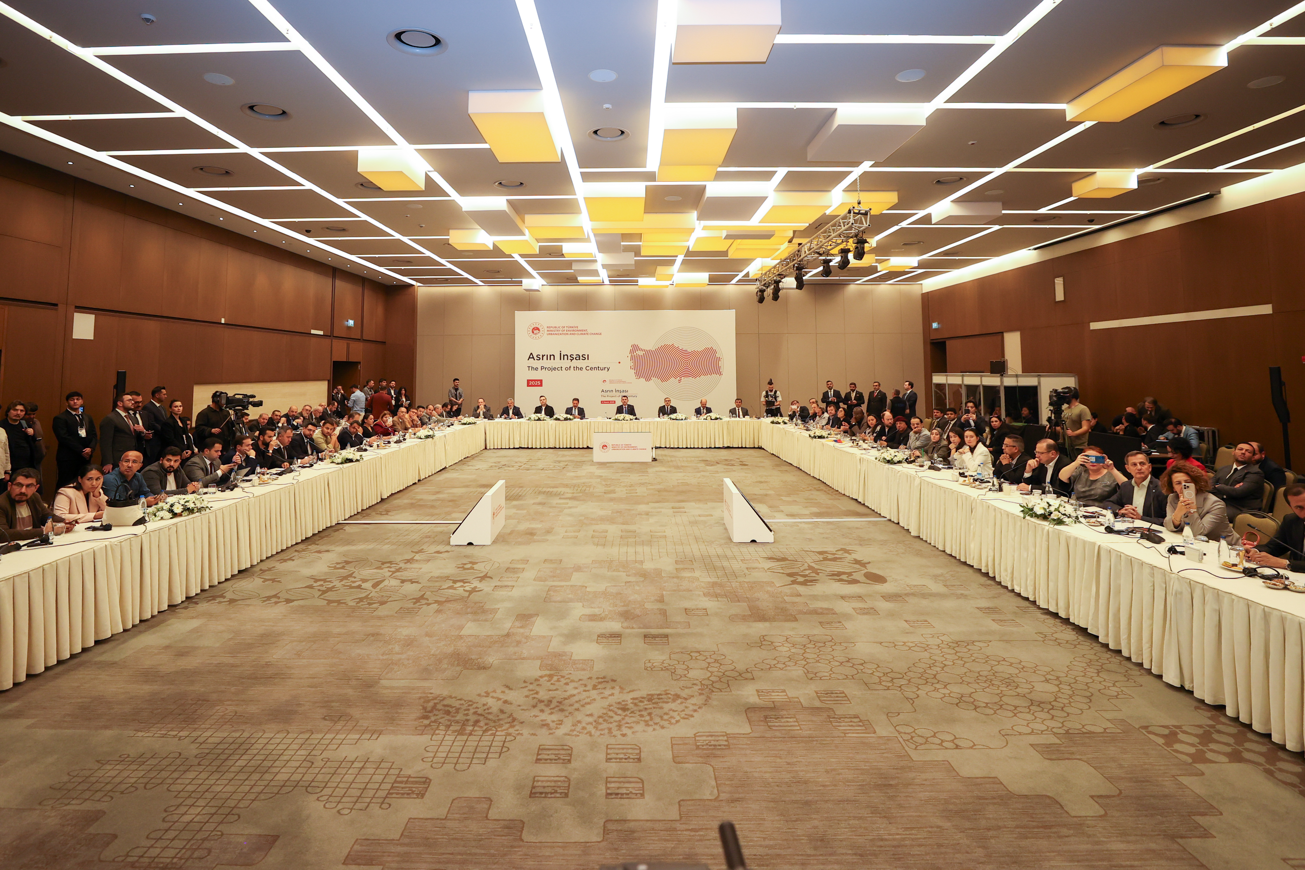 YABANCI GAZETECİLERDEN ASRIN İNŞA SEFERBERLİĞİNE ÖVGÜ