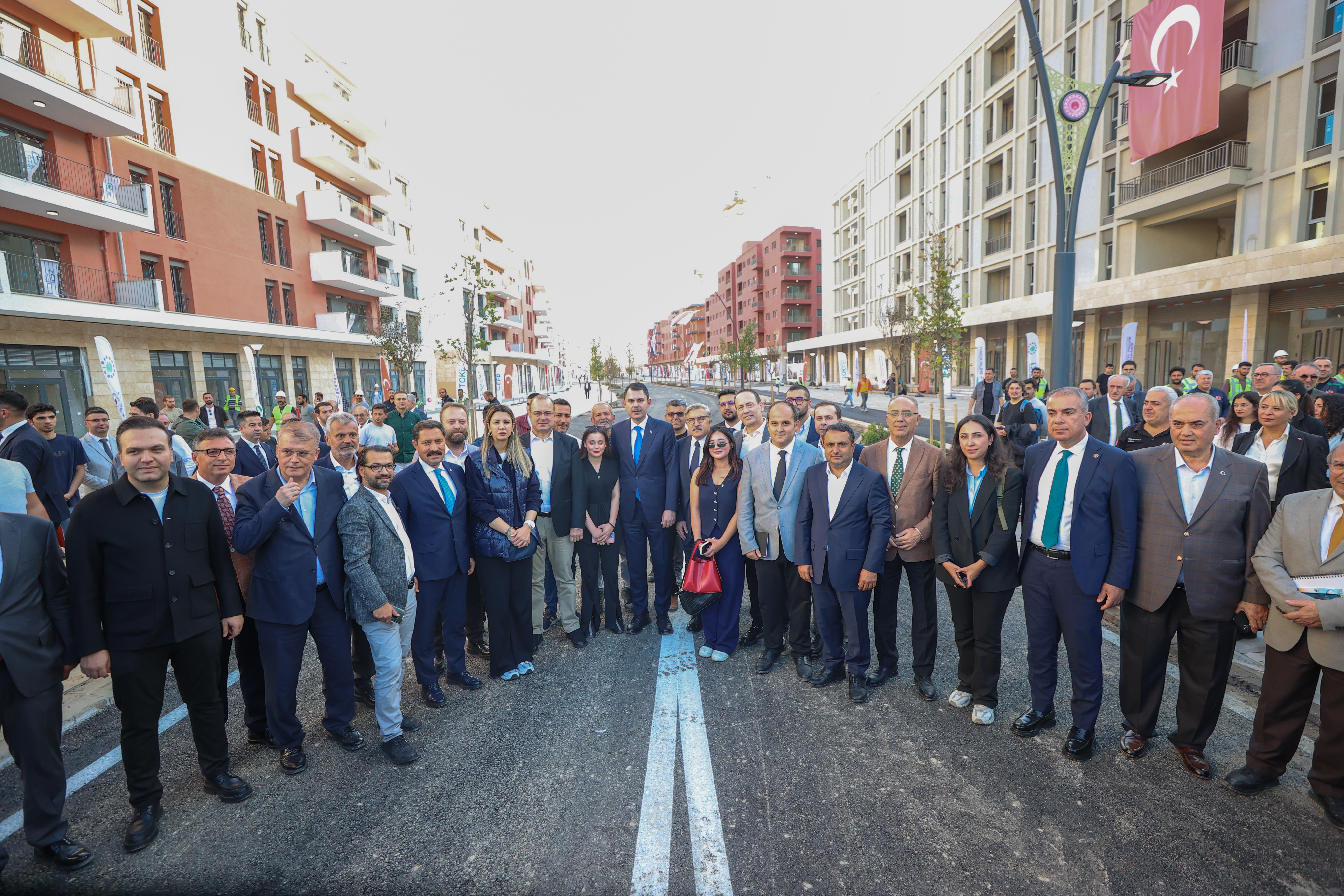 YABANCI GAZETECİLERDEN ASRIN İNŞA SEFERBERLİĞİNE ÖVGÜ