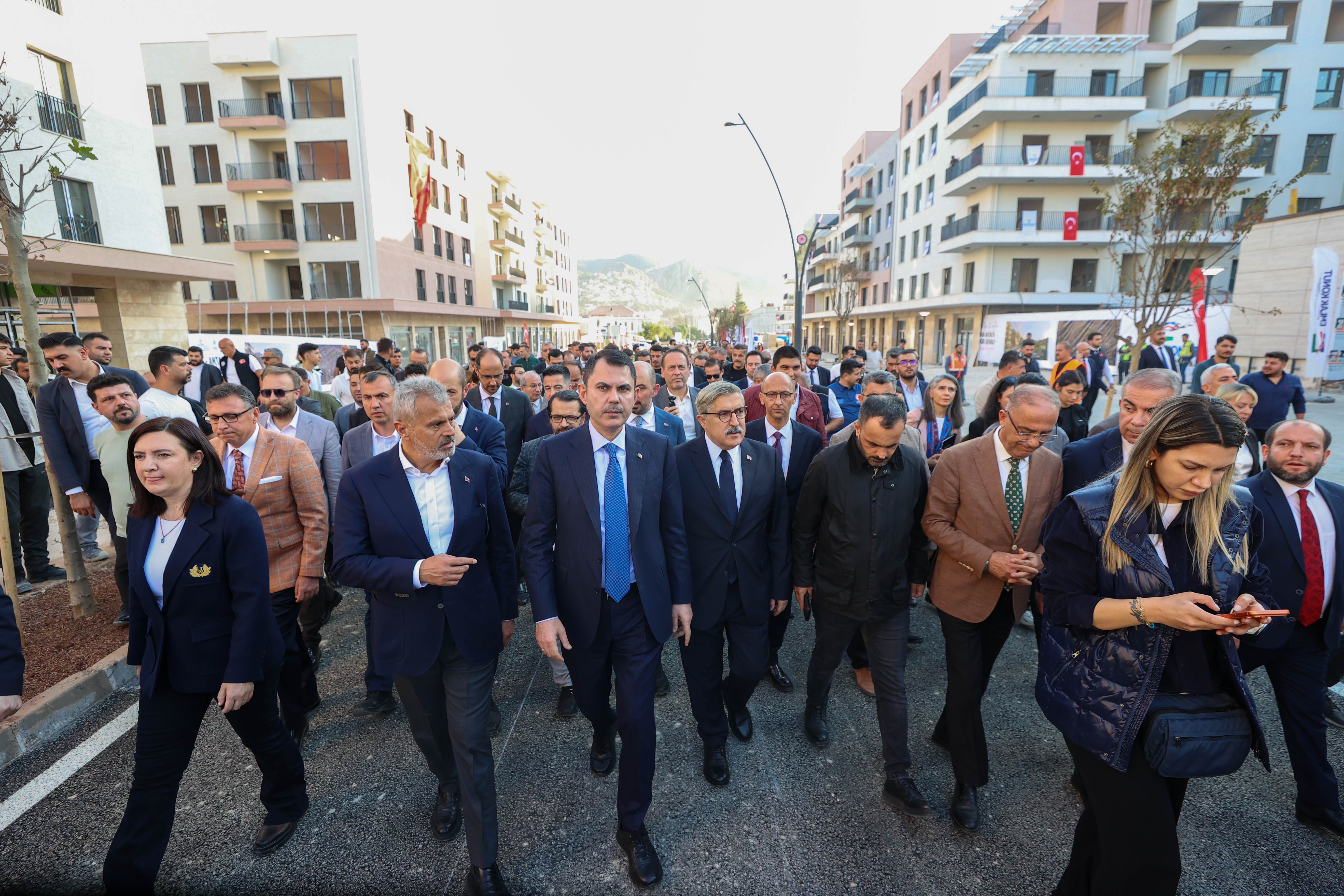 YABANCI GAZETECİLERDEN ASRIN İNŞA SEFERBERLİĞİNE ÖVGÜ
