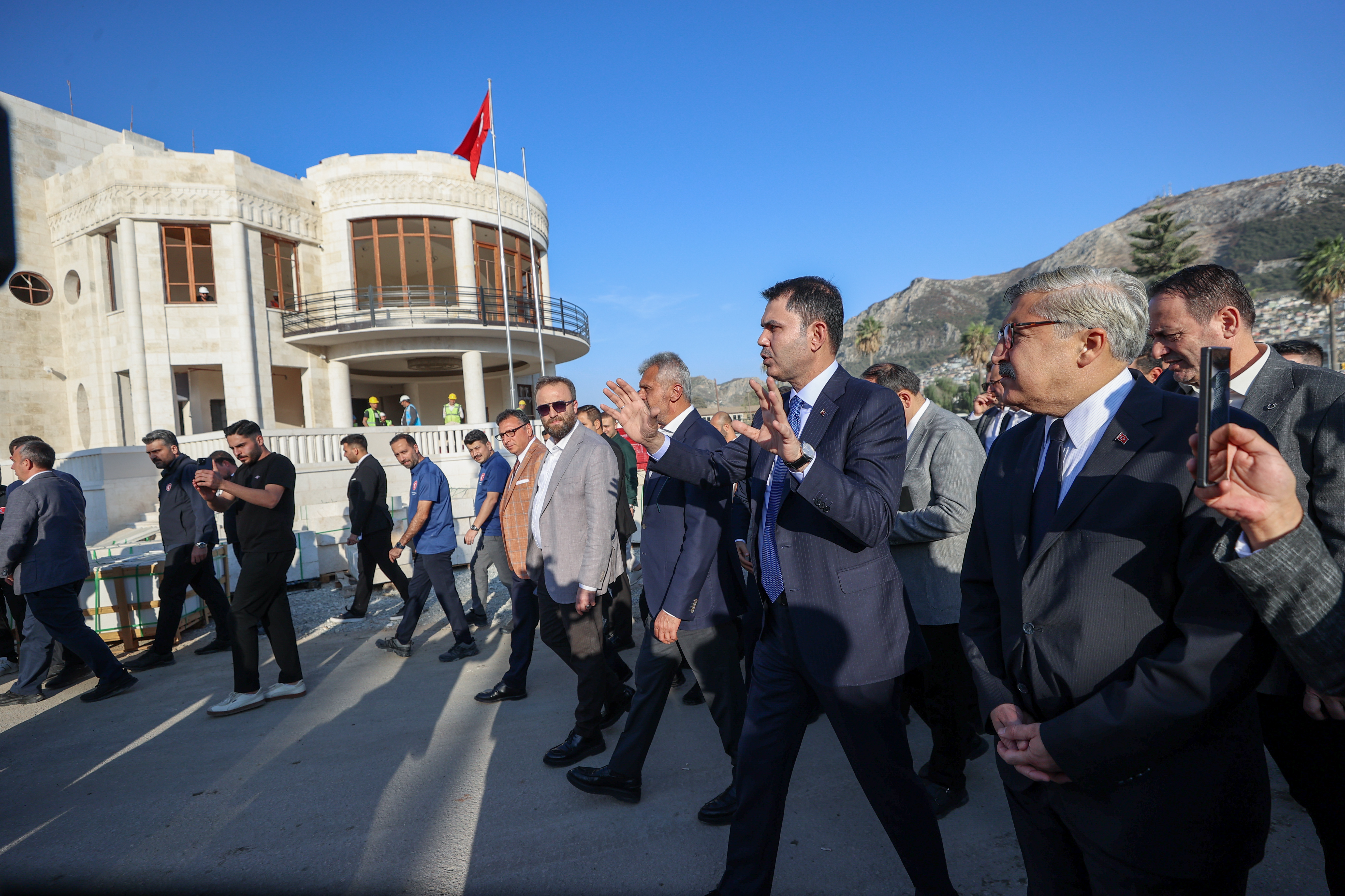 YABANCI GAZETECİLERDEN ASRIN İNŞA SEFERBERLİĞİNE ÖVGÜ