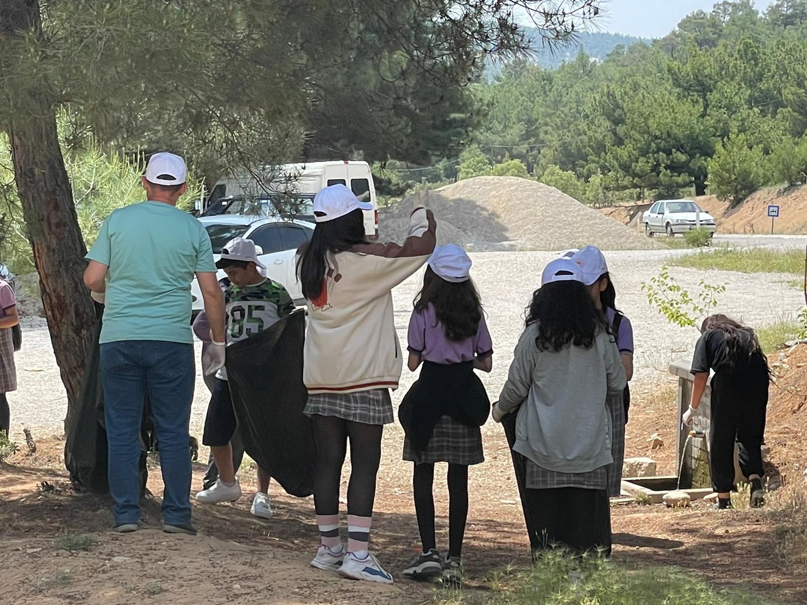 1-7  Haziran Türkiye Çevre Haftası Kapsamında Çevre Müfettişi Çocuklarımız ve Öğrencilerimiz ile Sivaslı İlçemizde Çevre Temizliği