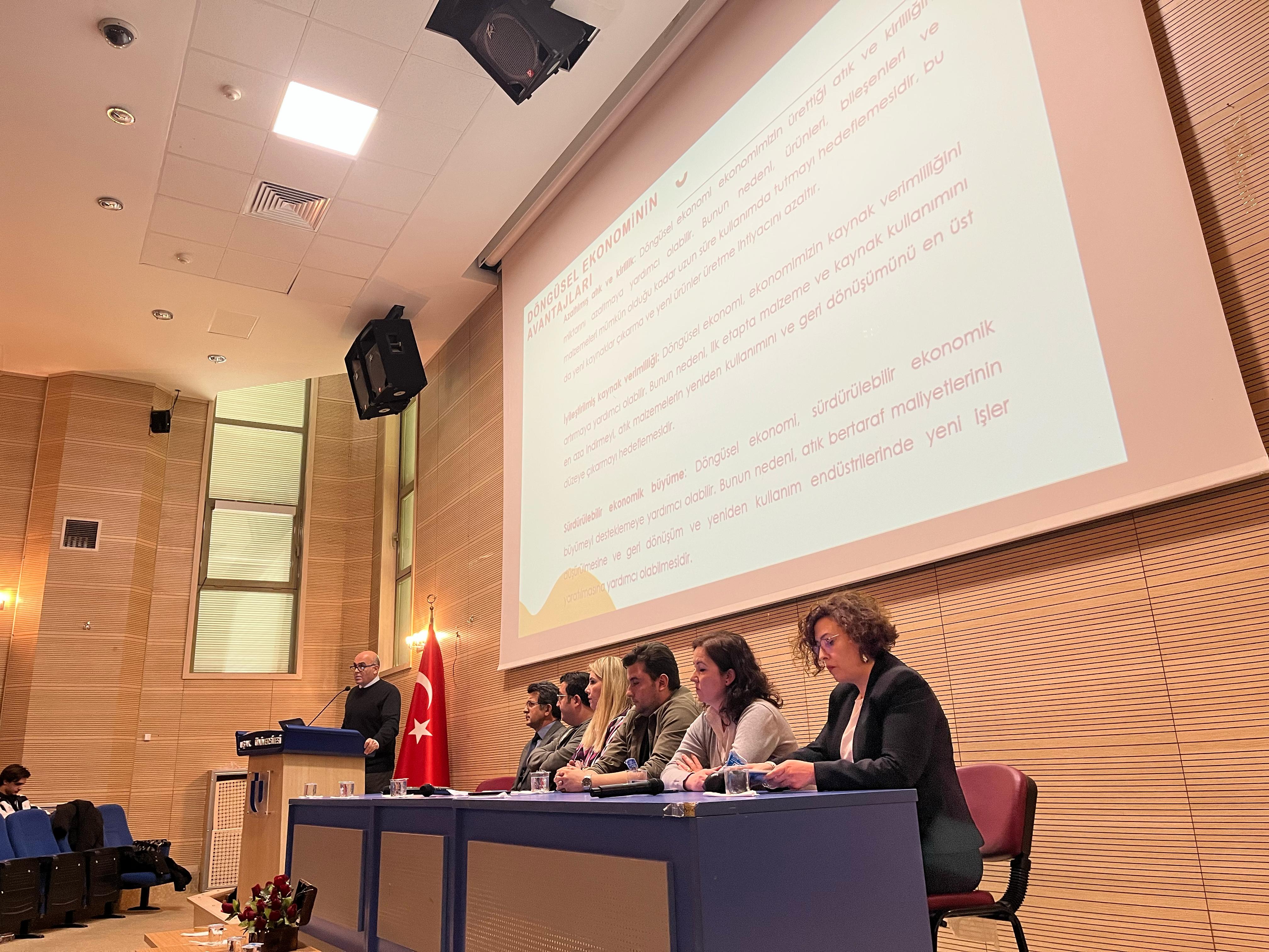 İl Müdürlüğümüz Çevre Yönetimi ve Denetimi Şube Müdürlüğü Personelince, 10 Nisan 2025 Perşembe Günü, Uşak Üniversitesi Tarafından Düzenlenen “Sıfır Atık “ Paneline, “İlimizde Sıfır Atık” Sunumuyla Katılım Sağlanmıştır.