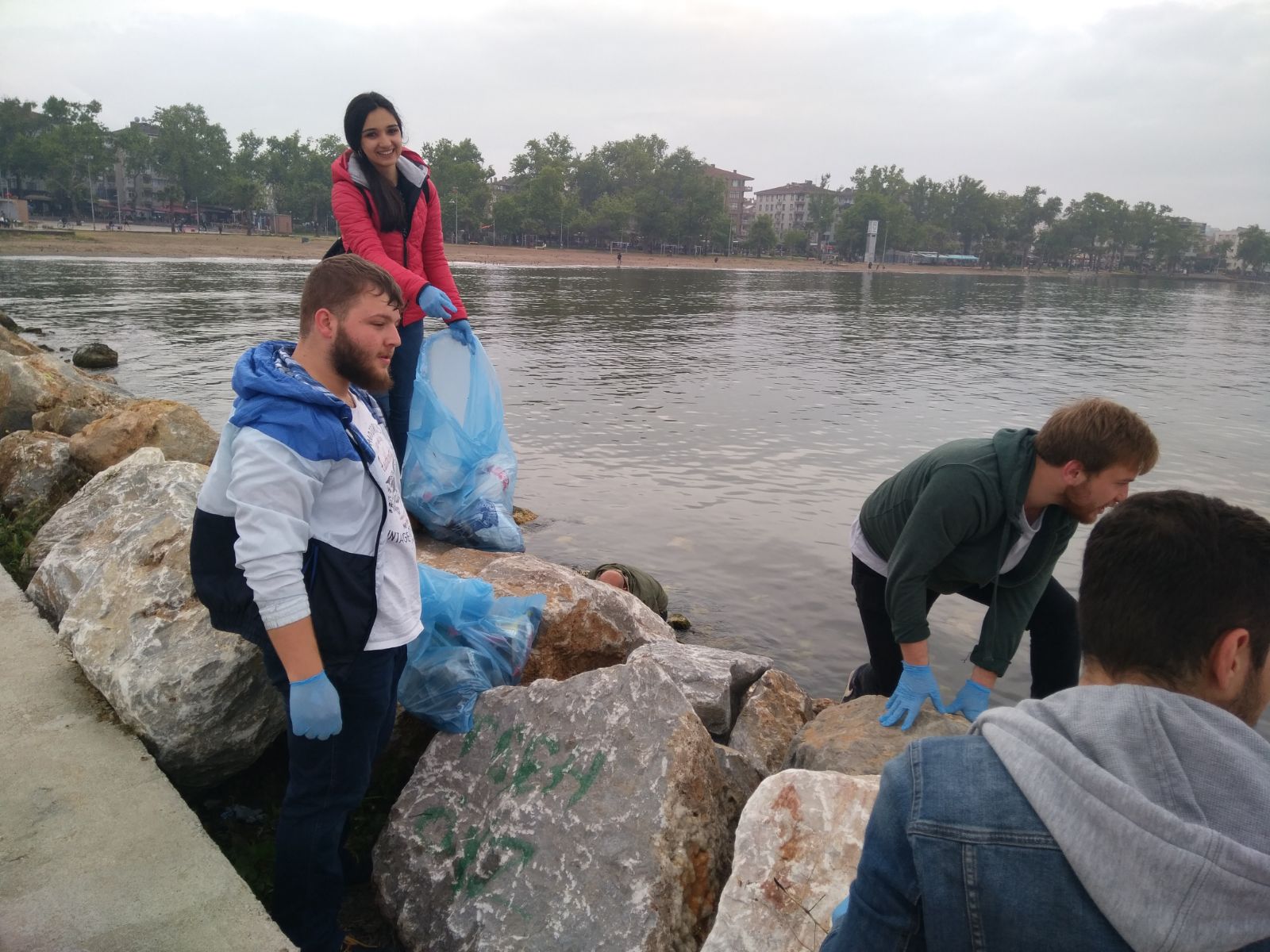 Balıkçı Barınağından 20 Çuval Atık Toplandı