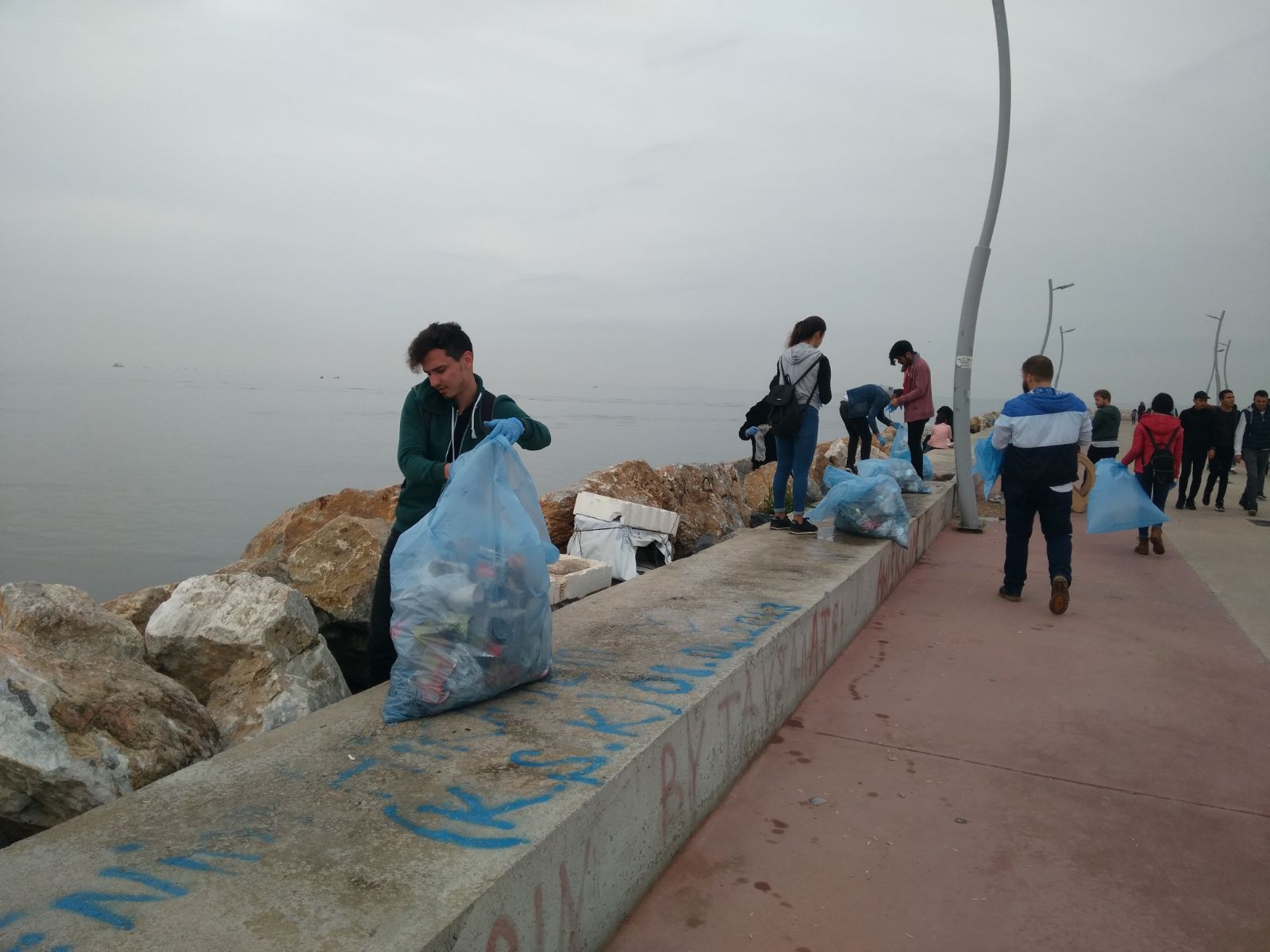 Balıkçı Barınağından 20 Çuval Atık Toplandı