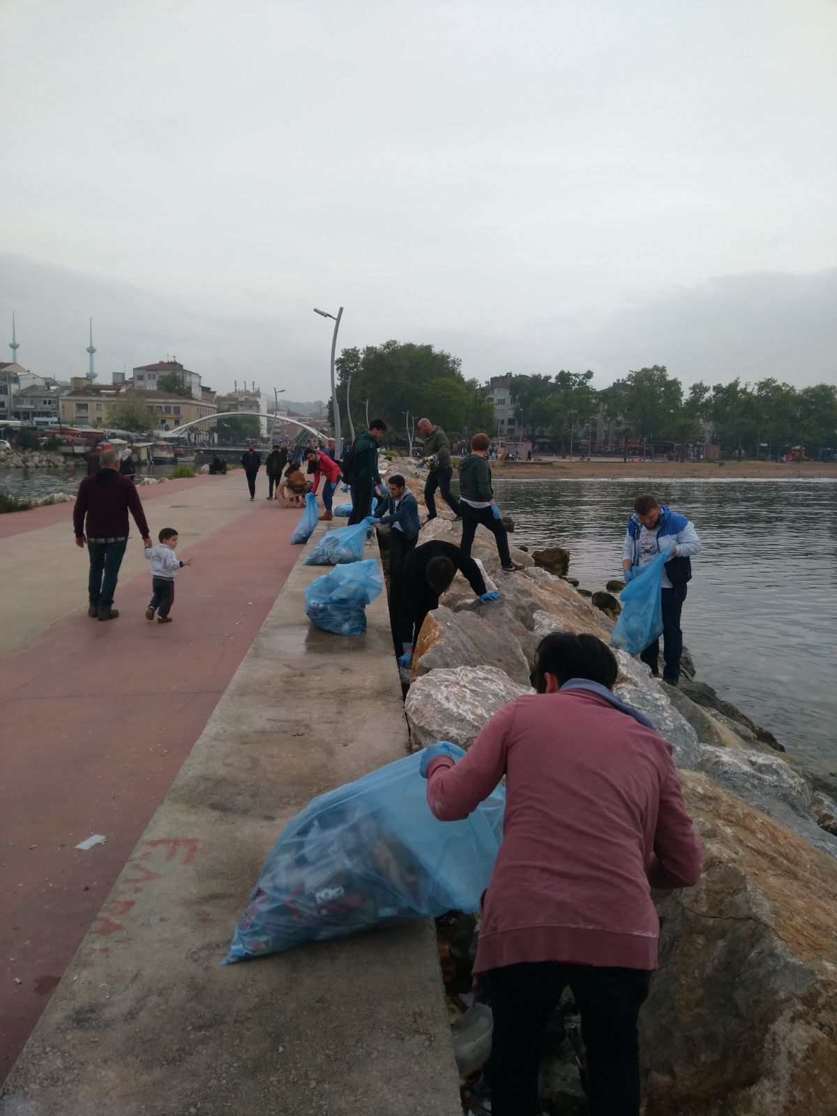 Balıkçı Barınağından 20 Çuval Atık Toplandı