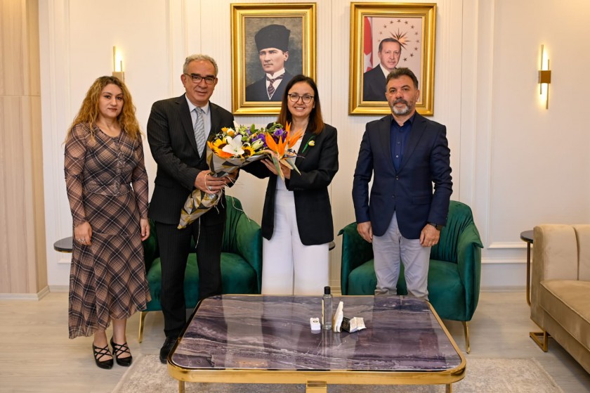 Dünya Çevre Günü kutlamaları, İl Müdürümüz Murat ALACATLI tarafından Sayın Valimiz Dr. Hülya KAYA'ya çiçek takdimiyle başladı ve coşkuyla kutlandı