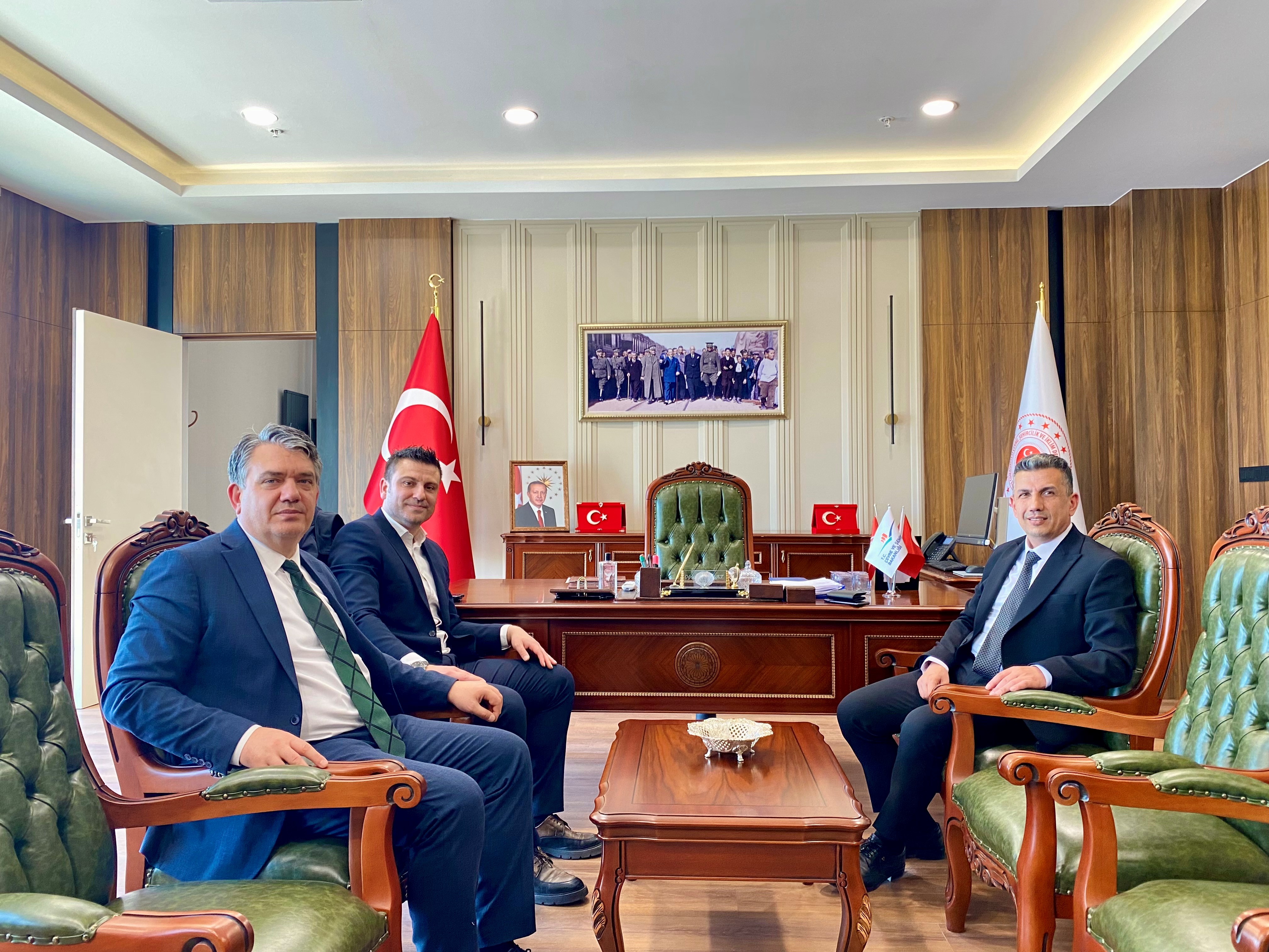 Uludağ Elektrik Dağıtım A.Ş. İşletme Müdürü Barış Can TOYGUN ve Telekom İl Müdürü Fatih ÖZGÜL İl Müdürmüz Oğuzhan KURT'a Hayırlı Olsun Ziyaretinde Bulundu.