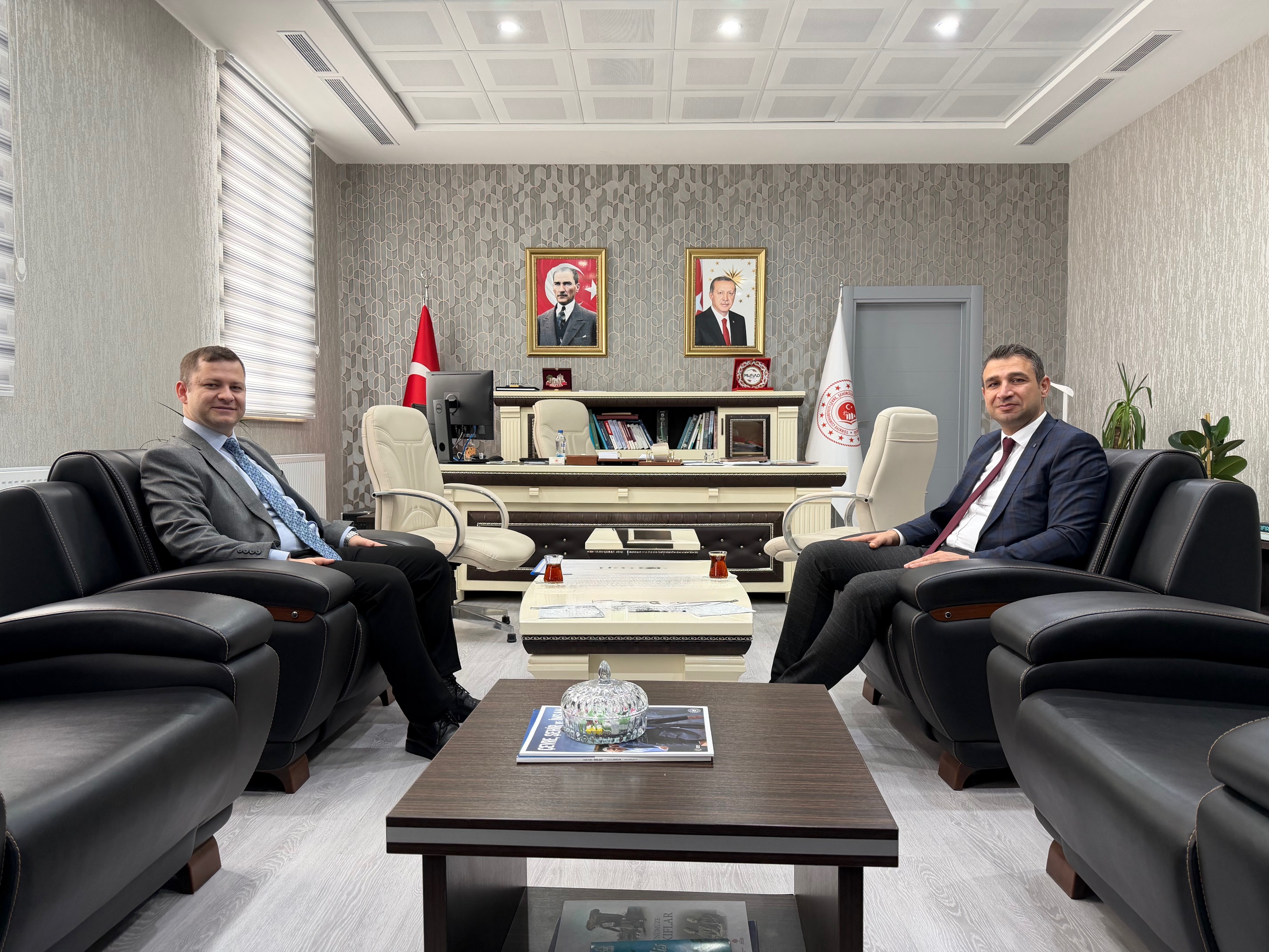 Tatvan Kaymakamı Yiğit Yaşar Demirer, İl Müdürümüz Ömer Cem Aysan'a hayırlı olsun ziyaretinde bulundu.