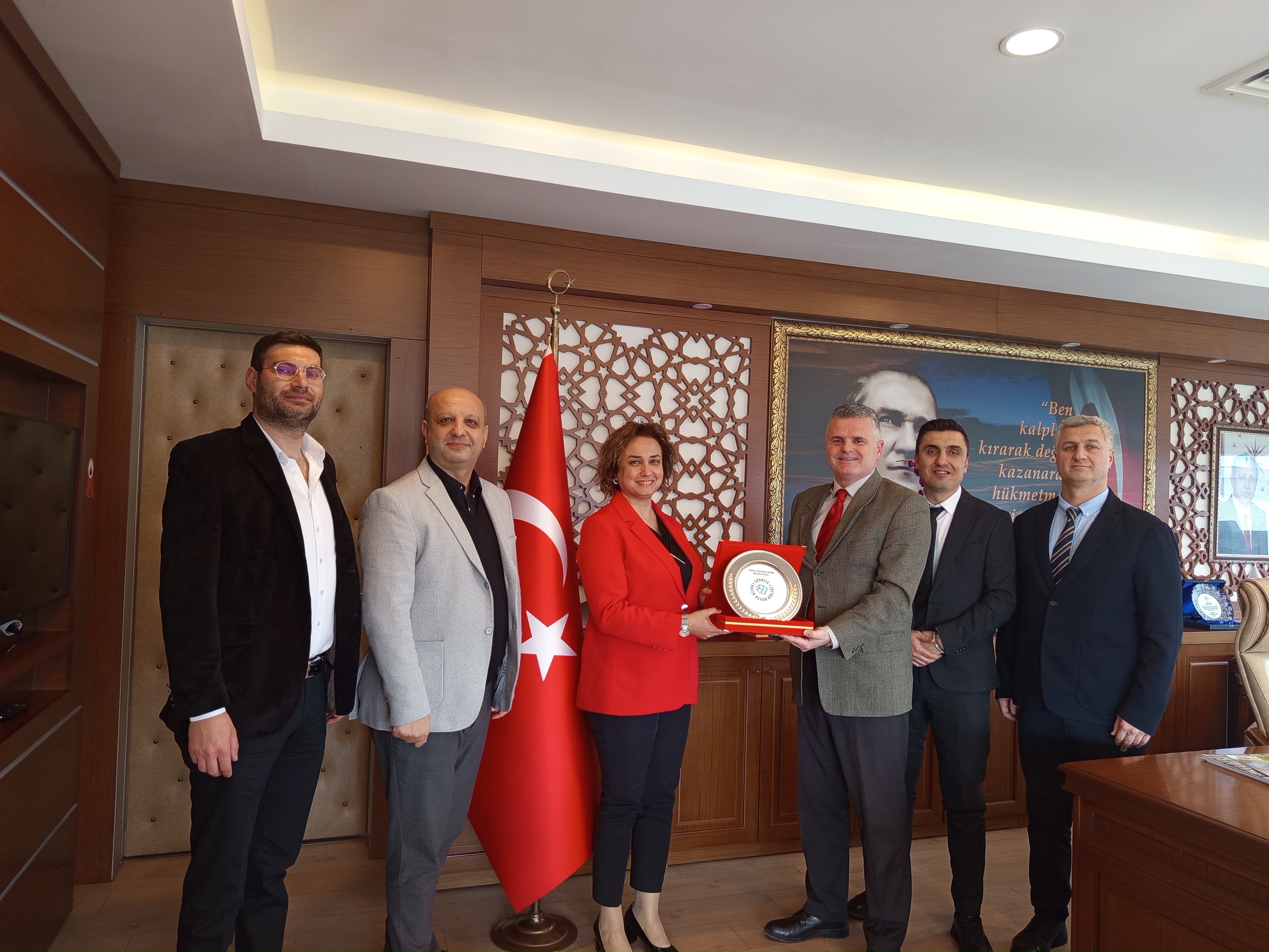 Türkiye Hazır Beton Birliği Genel Sekreteri Sayın Reşat SÖNMEZ ve Değerli Üyeleri İl Müdürümüz Sayın Ayşe SARI'ya Ziyarette Bulundular