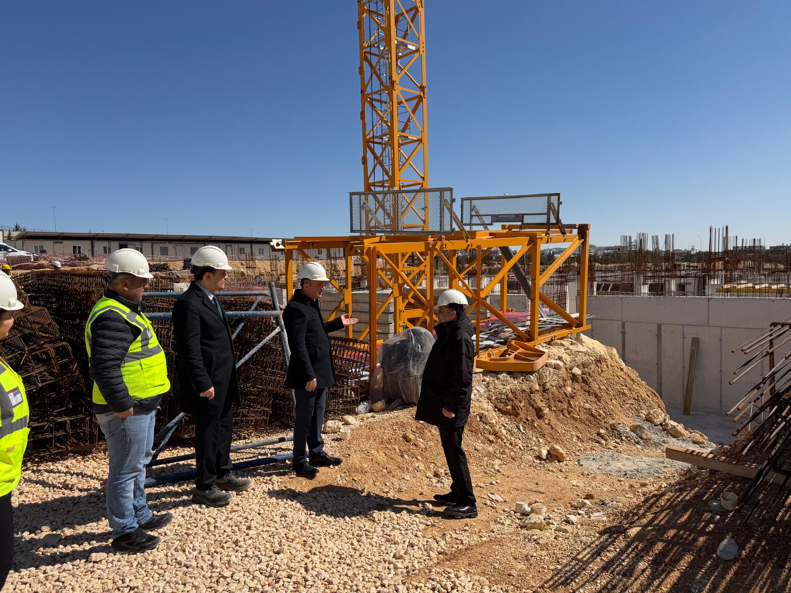 İl Müdürümüz Sn. Hakan ŞİMŞEK, İl Müdür Yardımcılarımız Hasan KILYAR ve Mehmet KAYA ile birlikte yeni hizmet binamızın şantiyesinde incelemelerde bulunarak yapılan çalışmalar hakkında değerlendirmeler yapılmıştır.