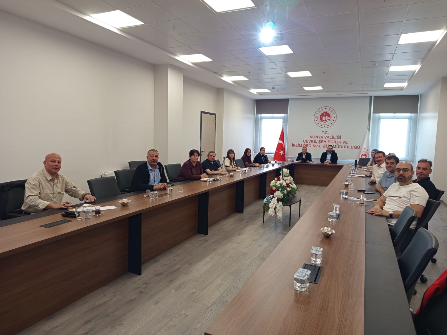 Yapı Kooperatiflerinin Genel Kurul Toplantıları İşleyişi hakkında İl Müdürlüğümüzde İl Müdür Yardımcısı Mehmet Emin Kaya, Kooperatiflerden sorumlu Şube Müdür Vekili Tamer Öncü ve Bakanlık Temsilcilerinin katılımı ile bir toplantı Düzenlenmiştir. 