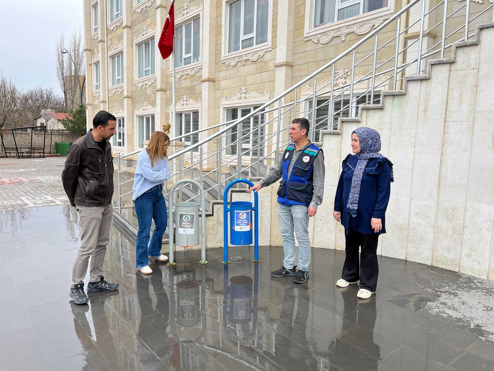 “Nevşehir Çevre, Şehircilik ve İklim Değişikliği İl Müdürlüğü denetim ekipleri, Nevşehir merkez ve ilçelerinde yürütülen rutin Sıfır Atık denetimlerine 08.04.2026 tarihi itibarıyla devam etmektedir.”