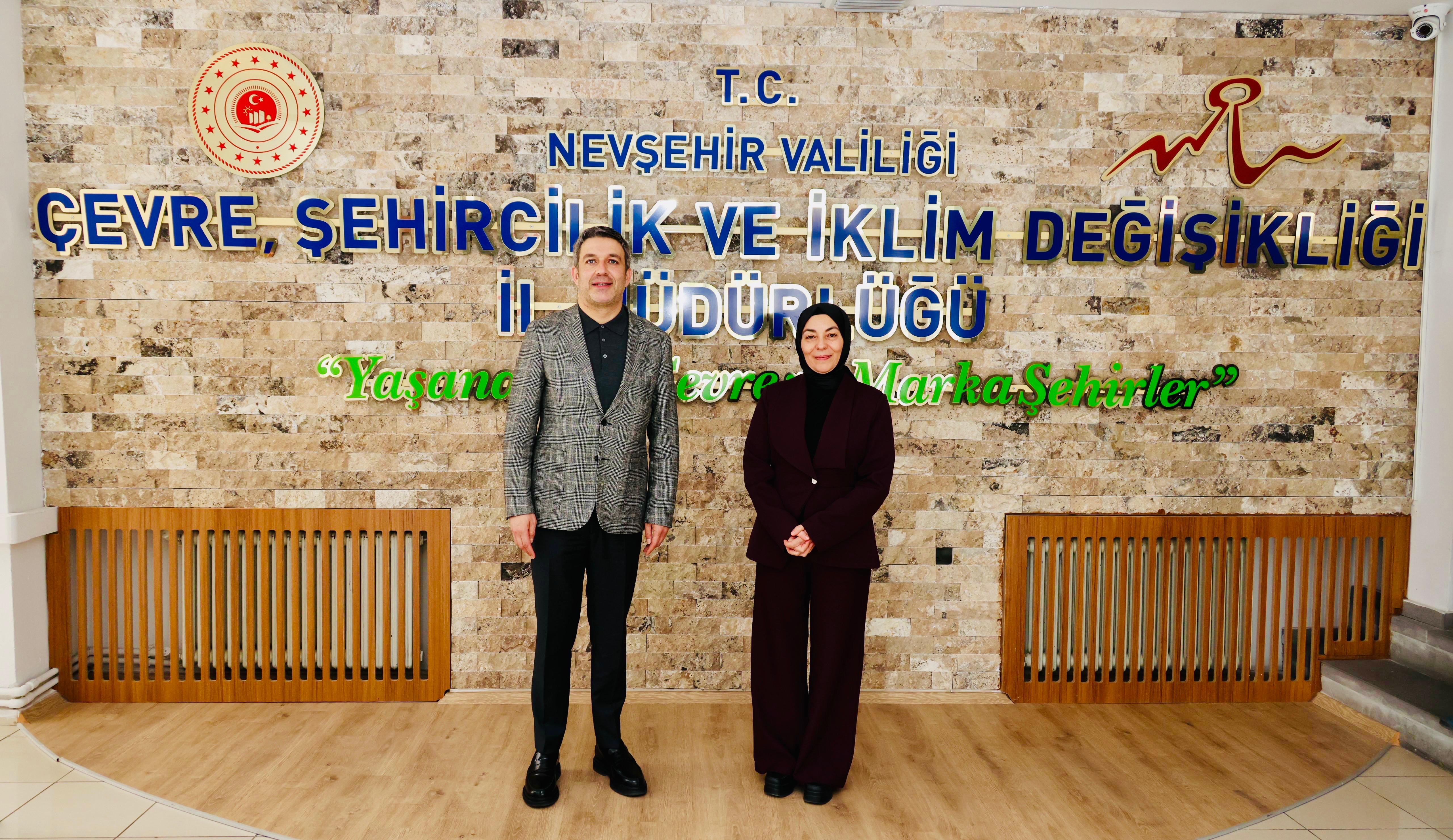 Kapadokya Alan Başkanı Sn. Aydın Cem ASLANBAY ve Başkan Yardımcısı Sn. Lütfü BİLGİN, İl Müdürümüz Sn. Yasemin DEMİRÖRS Hanımefendiyi makamında ziyaret etmiştir. Nazik ziyaretlerinden dolayı kendilerine teşekkür ederiz.