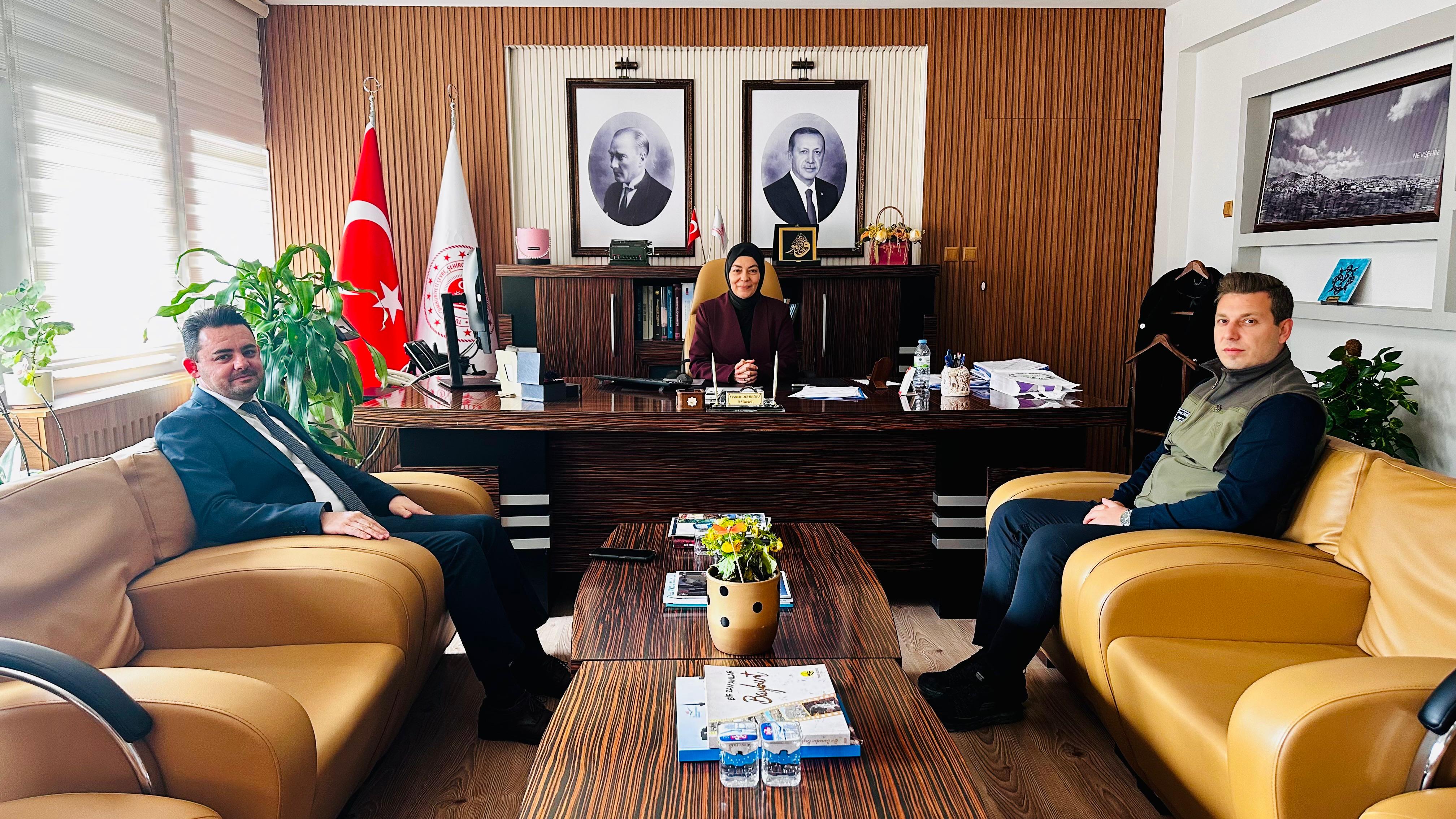 Nevşehir Doğa Koruma Ve Milli Parklar Müdürü Sn. Onur ALÇIN İl Müdürümüz Sn. Yasemin DEMİRÖRS Hanımefendiyi makamında ziyaret etmiştir. Nazik ziyaretlerinden dolayı kendilerine teşekkür ederiz.