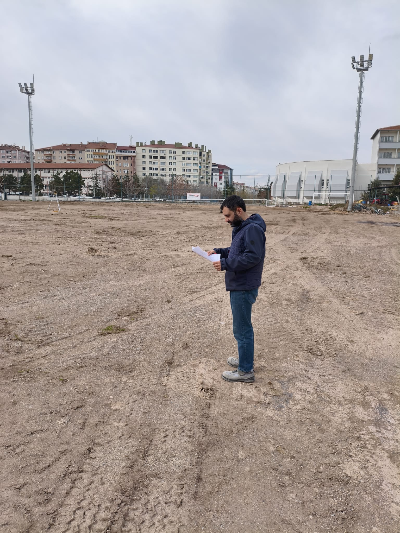 Kontrollüğü Müdürlüğümüz Proje ve Yapım Şube tarafından yapılan Nevşehir Merkez 2 nolu çim yüzeyli futbol sahasının sentetik yüzeyli çim futbol sahasına dönüştürülmesi işinde tesviye çalışmalarına başlanmıştır.
