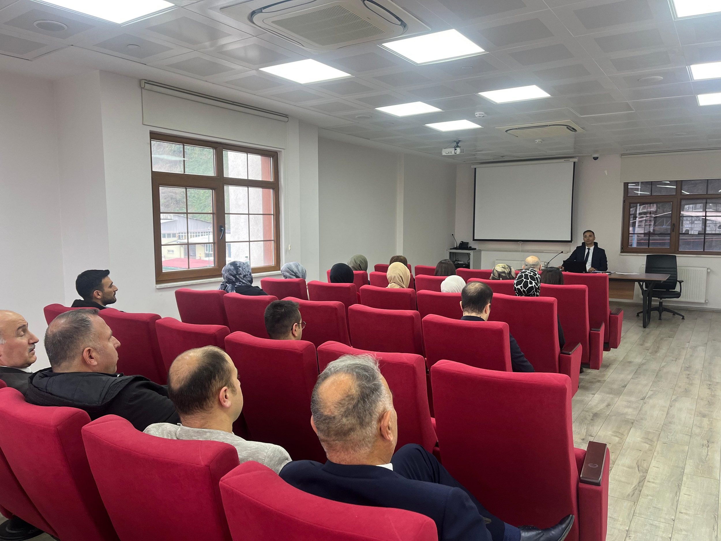 İlçe Milli Emlak Şefliklerimizin de katılımlarıyla, İl Müdürlüğümüz Konferans Salonunda 2025 yılı Değerlendirme-İstişare Toplantısı Yapıldı