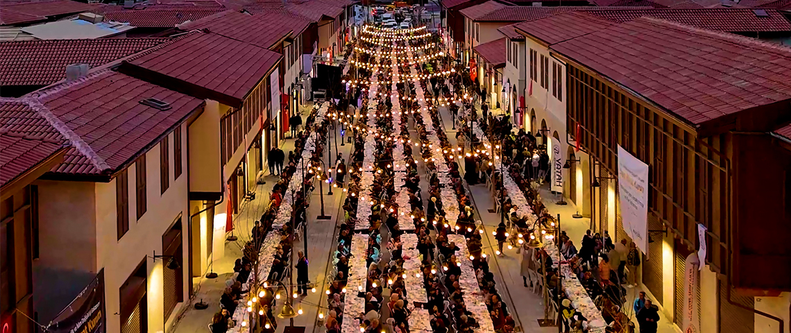 KEMALPAŞA CADDESİ'NDE İFTAR COŞKUSU