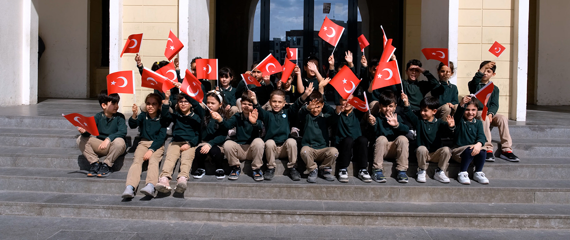 “YEPYENİ BİR OKULDA, BAYRAMIN HEYECANI BİR BAŞKA OLUYOR”