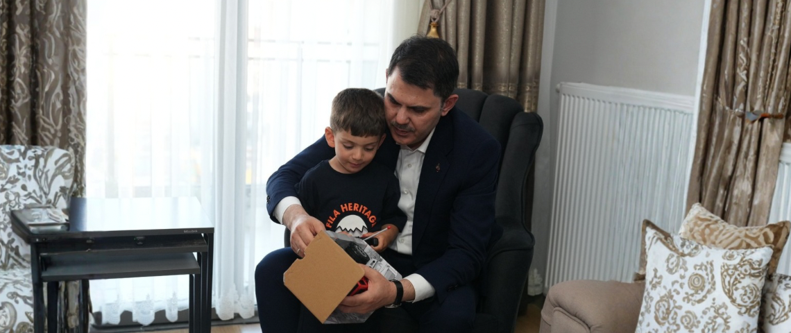 BAKAN KURUM’DAN DEPREMZEDE YUSUF VE DEDESİNE ZİYARET