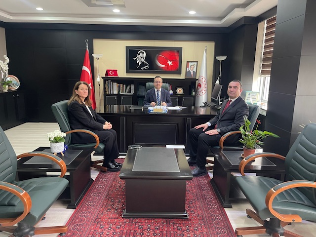 Yalova Belediye Başkan Yardımcısı Hatice ÖNCÜ YÜREKKORKUTAN ve İklim Değişikliği ve Sıfır Atık Müdürü Sedat ÇİL , İl Müdürümüz Tuncay MÜLAYIM’a hayırlı olsun ziyaretinde bulundular